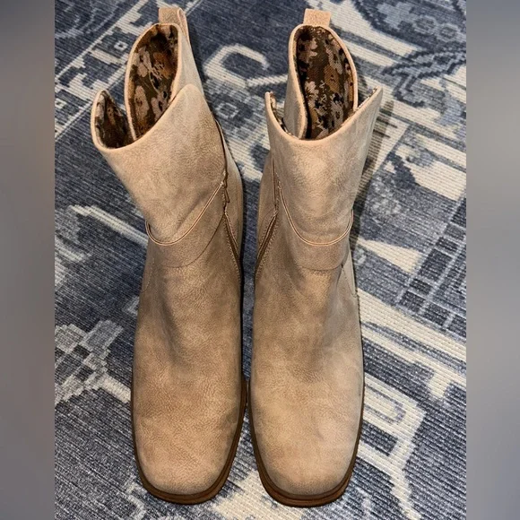 Korks tan heeled boots size 10 - Picture 2 of 4